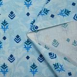 Popeline de coton imprimée fleur symbole fond arabesque bleu clair