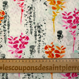 Popeline de coton imprimée feuillage rose et orange fond gris clair