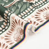Twill polyester imprimé frise florale verte et marron fond blanc cassé