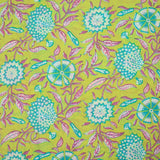 Coton indien imprimé fleurs de porcelaine turquoise fond vert anis