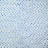 Dentelle polyester chevron blanc fond bleu clair