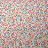 Piqué de coton imprimé les fleurs de Sarah bleu et fraise fond blanc