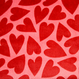 Polaire doudou imprimée coeur rouge fond rose