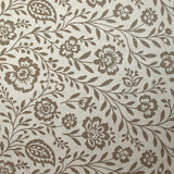 Popeline de coton imprimée empreinte fleurie taupe fond blanc cassé