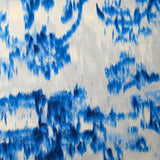 Popeline de coton imprimée évasion ikat bleu fond blanc cassé