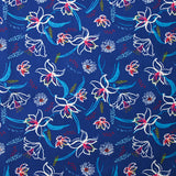Popeline de coton imprimée fleur blanche pistil framboise fond bleu egyptien