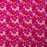 Popeline de coton imprimée fleurs en fusion fuchsia et magenta fond écru