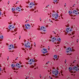 Popeline de coton imprimée roses violettes fond rose bonbon