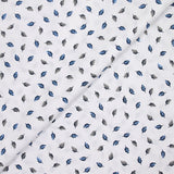 Popeline polycoton imprimée plumes bleu et gris fond blanc