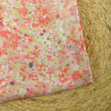 Satin de soie imprimé fleurettes rose corail fond vert pastel