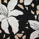 Satin polyester imprimé fragment beige et fleur écrue fond noir