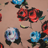 Sergé de coton élasthanne fleurs bleu et rouge fond vieux rose