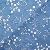 Twill de polyester brodé marguerite fond bleu