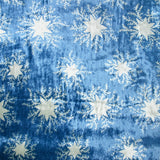 Velours de soie et viscose imprimé neige éternelle fond bleu