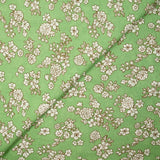 Viscose imprimée printanière blanc cassé fond vert clair