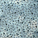 Voile de viscose imprimé fleurs dansantes fond bleu brumeux